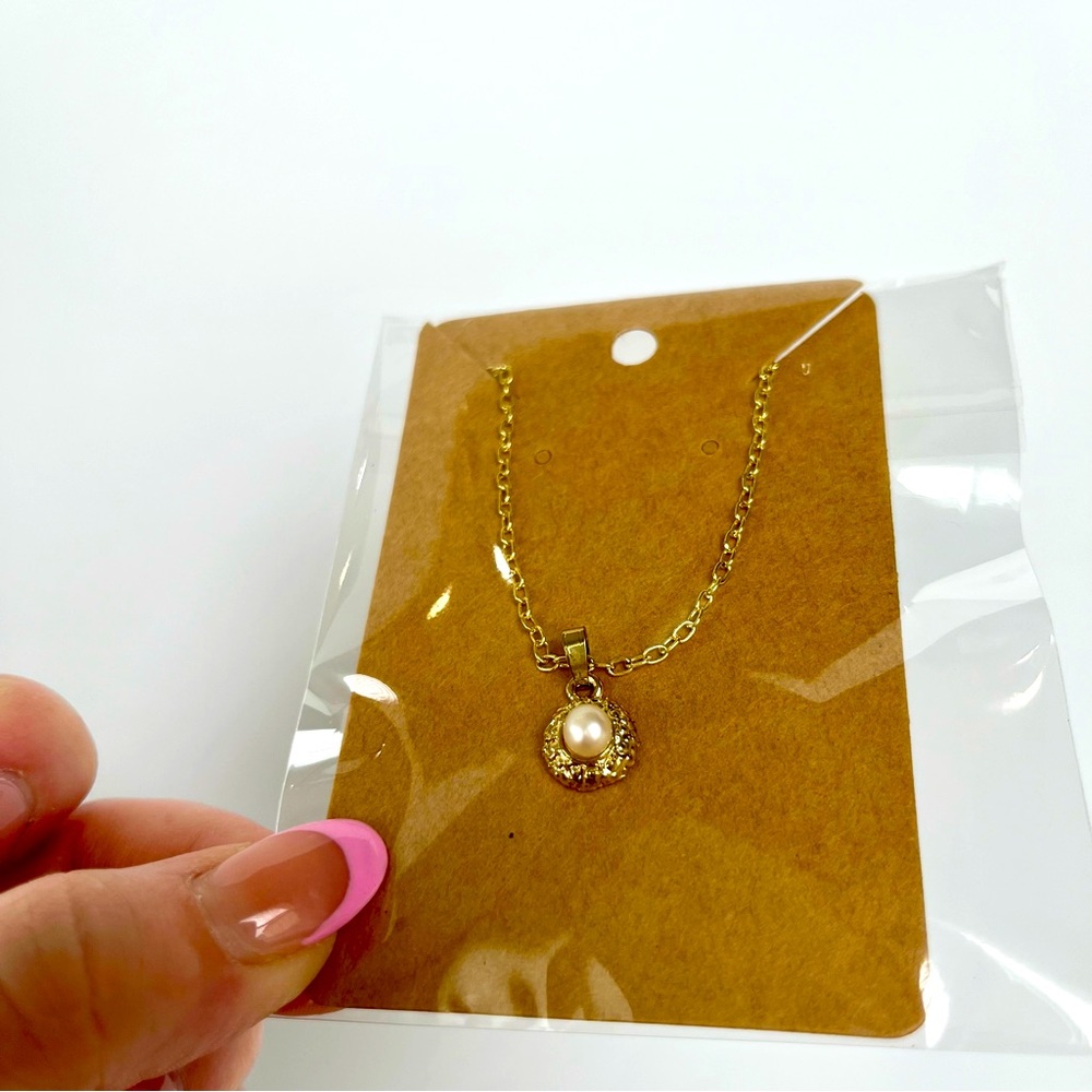 Beautiful Gold Toned Pearl Necklace